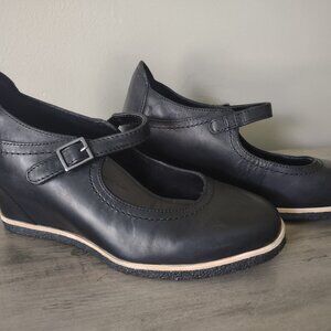 Earth shoes black leather wedge mary jane comfortable soft shoes size 8.5 W